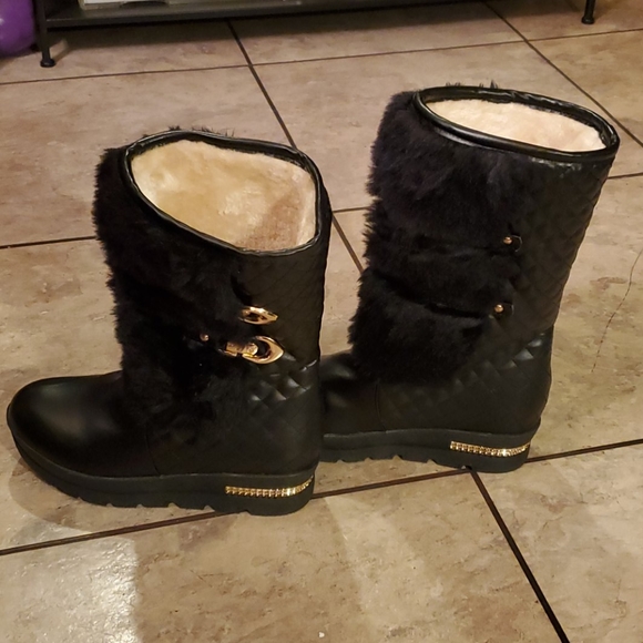 Beautiful black and gold trim winter boots, sz9 - Picture 3 of 3